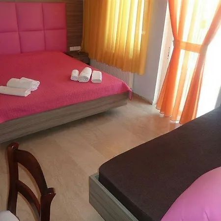 White Rose Hotel *