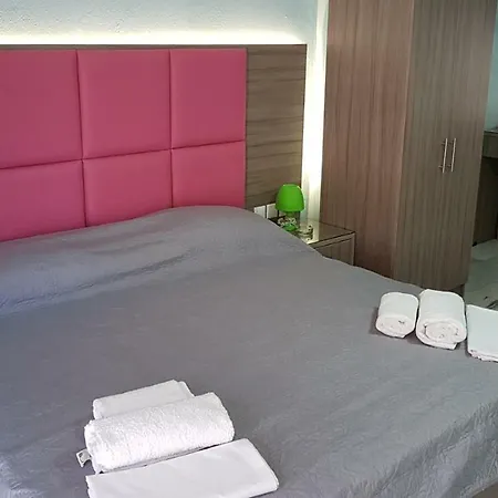 White Rose Hotel *