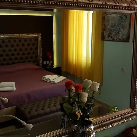 White Rose Hotel *
