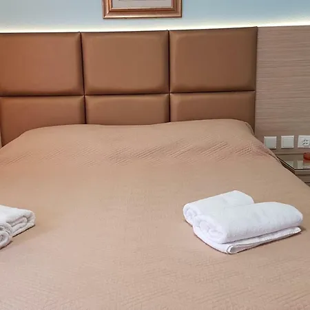 White Rose Hotel *